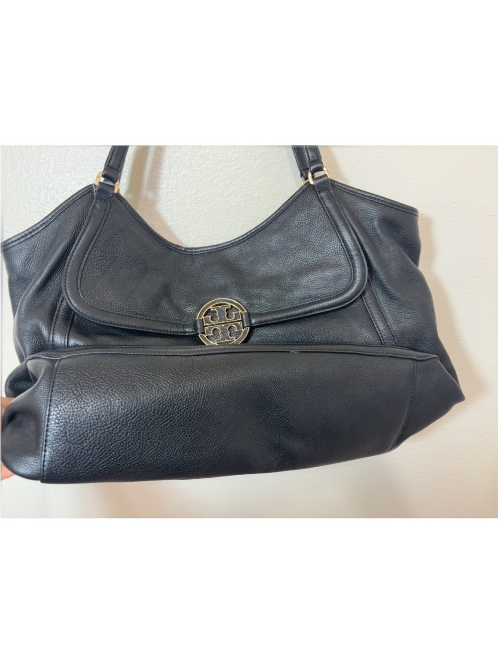 Tory Burch Black minimalist largPebbled Leather Shoulder Bag with Logo Medallion - Picture 4 of 9